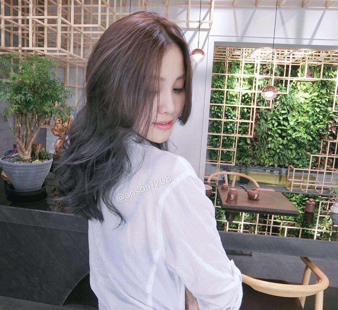 微卷的中长发既慵懒又唯美,年轻不老气