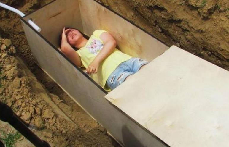 女大学生们躺倒棺材里体验活埋,半个小时就吓得尿裤子