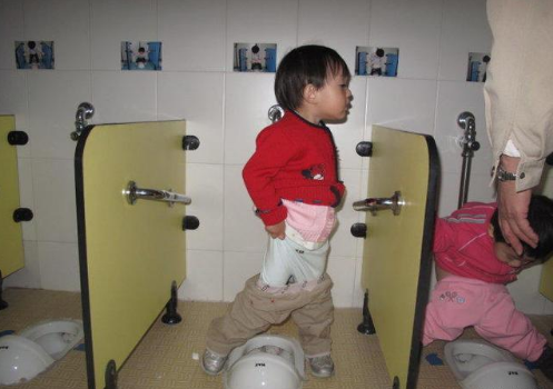 钟大多数幼儿园往往是这样的:每天规定几个时间点,让小朋友们排队喝水