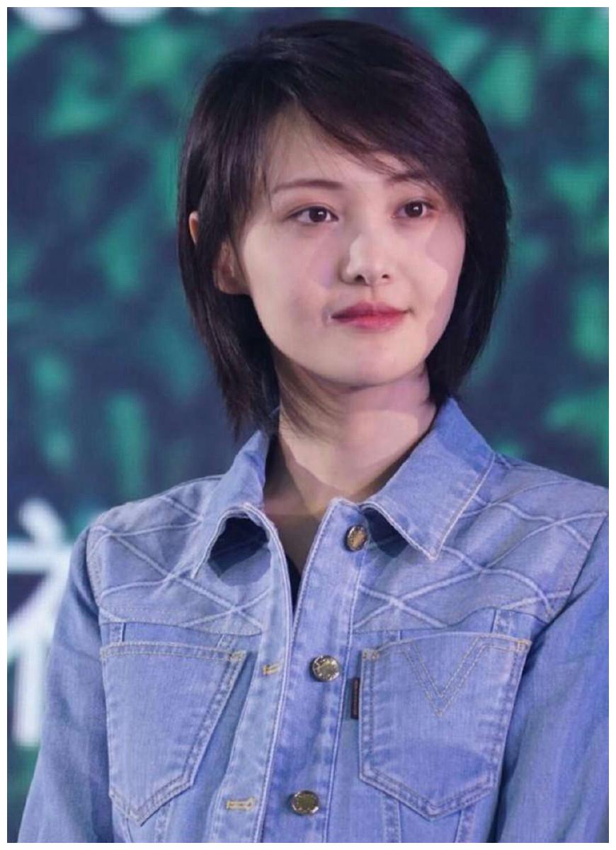 郑爽一个人素颜在购物,并且和收银员一起合照,场面很温馨
