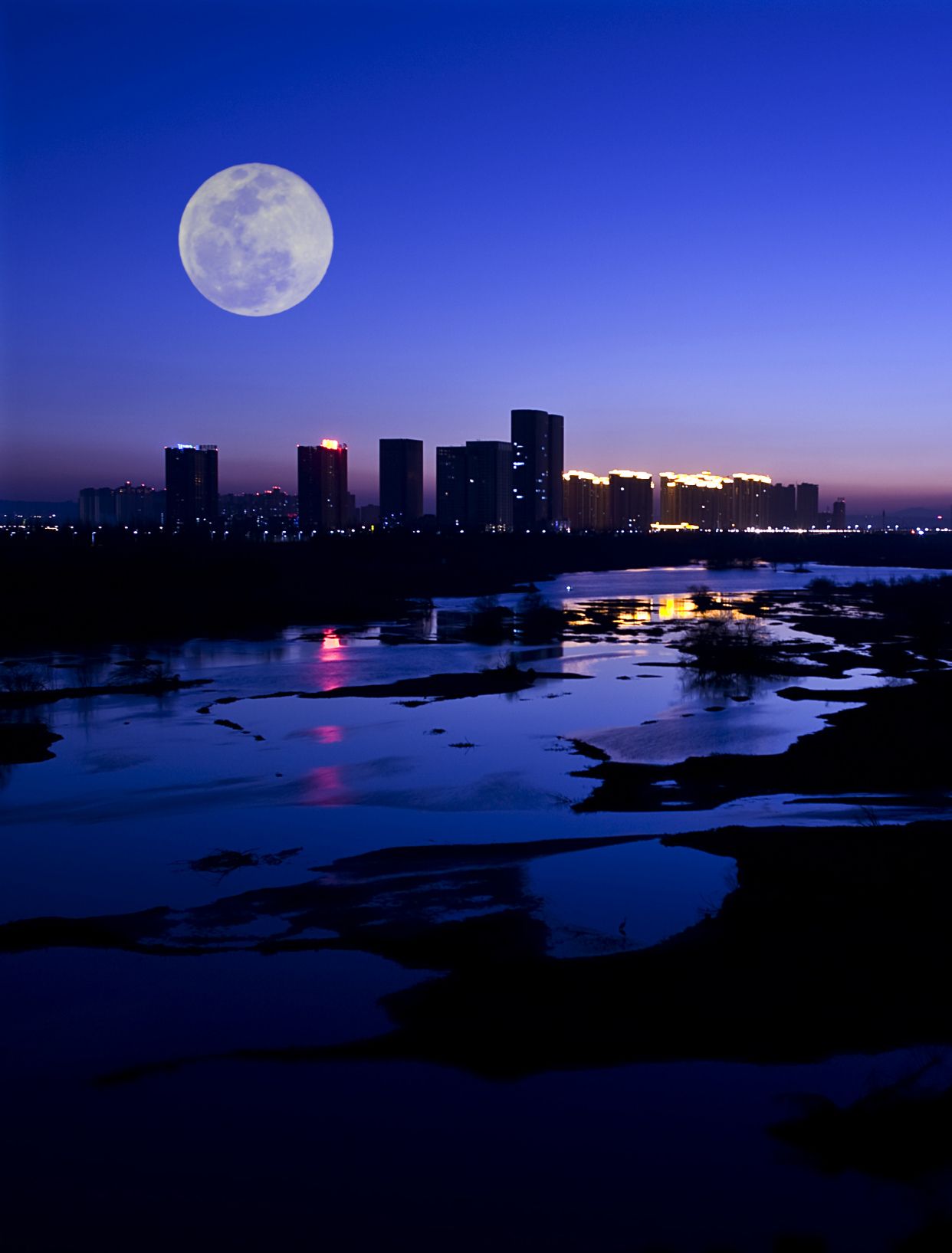 十五的月儿十六圆,摄影师拍最圆的月亮,诗情画意让人遐想