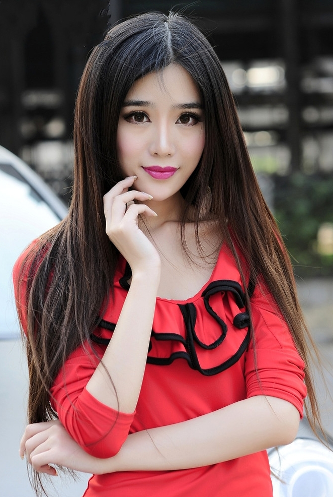 一个依偎在豪车前的长发靓丽红衣美女|丽人|车模|展会_新浪新闻