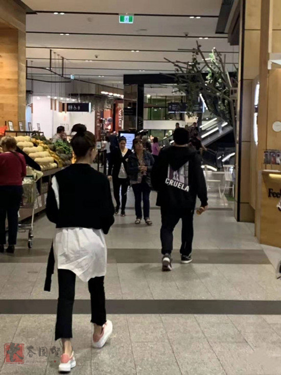 好甜蜜！周杰伦昆凌同框购物，边走边聊大秀恩爱