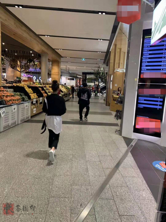 好甜蜜！周杰伦昆凌同框购物，边走边聊大秀恩爱