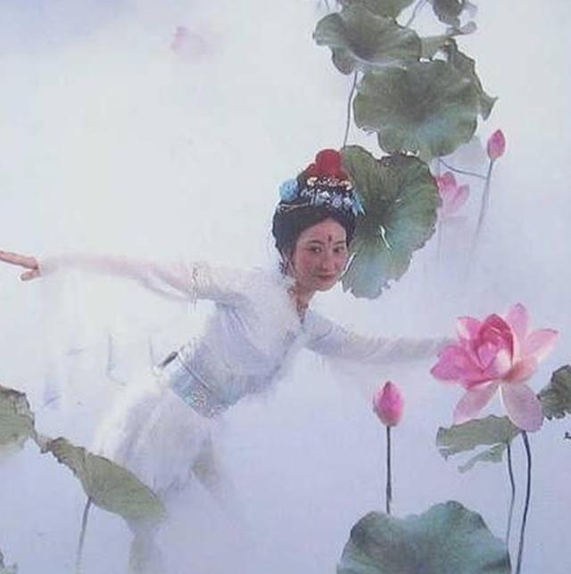 《西游记》特效太不容易,腾云驾雾全靠滑板和干冰,让人感慨