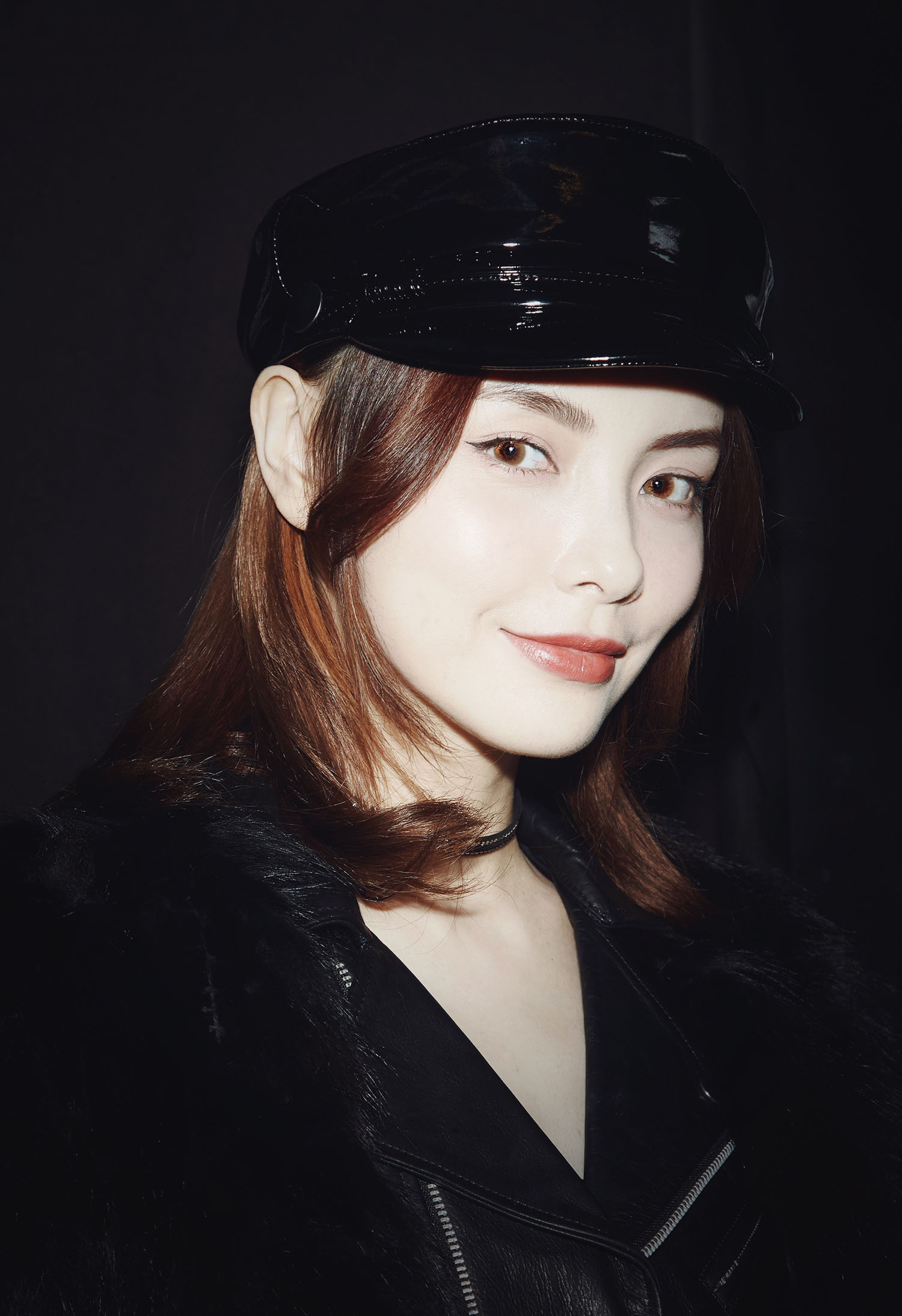 赵宇彤黑色系写真来袭 演绎有态度的时尚精灵