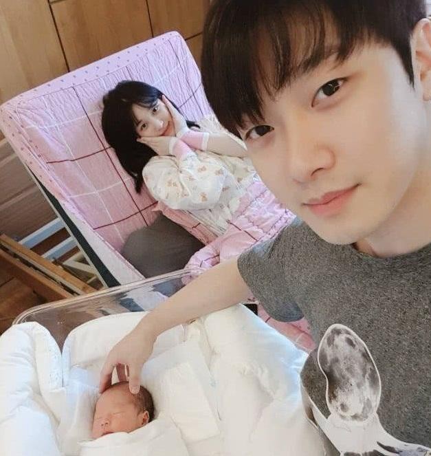 最近他们还参加了韩国的一个家庭综艺《做家务的男人》,节目中金律喜