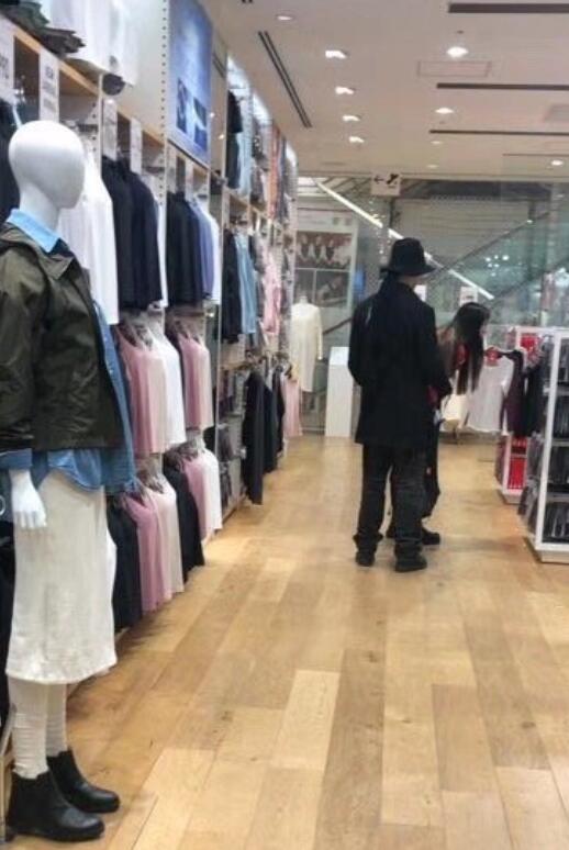 向佐和郭碧婷东京逛街购物,商场内尽显甜蜜大秀恩爱