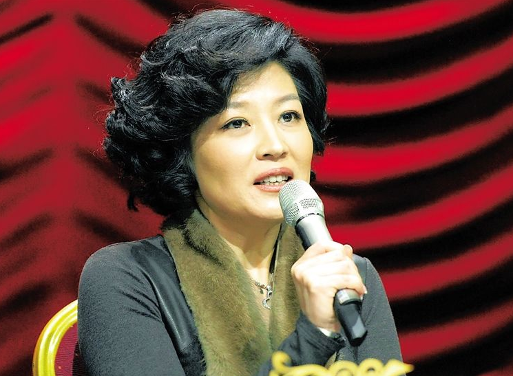 她是《非常6 1》制作人,曾三次担任春晚总导演,也是李咏挚爱!