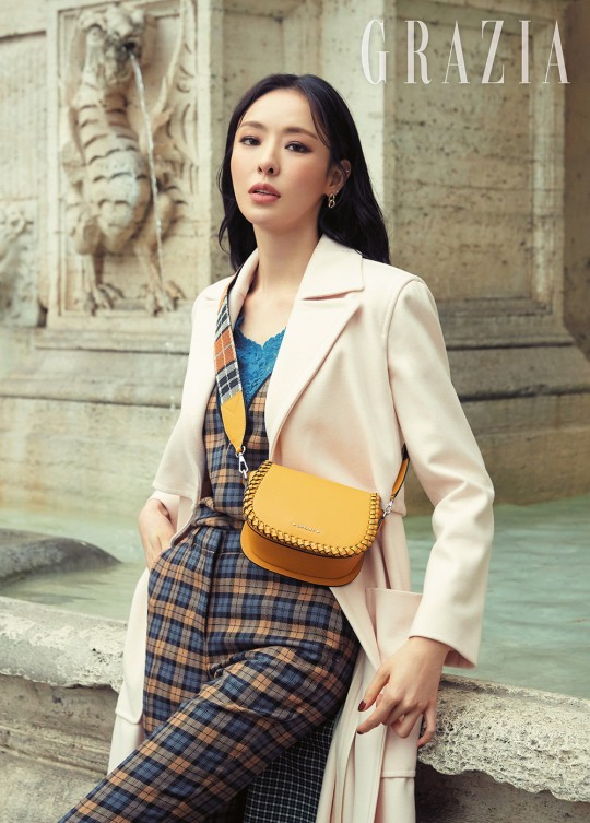 韩国女艺人李多喜意大利罗马拍杂志写真