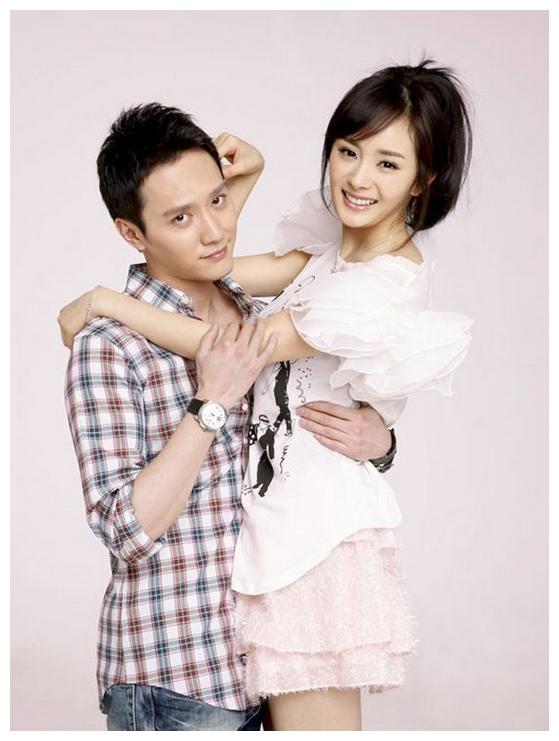 杨幂冯绍峰早年情侣写真曝光,俊男美女笑很甜,赵丽颖看了想打人