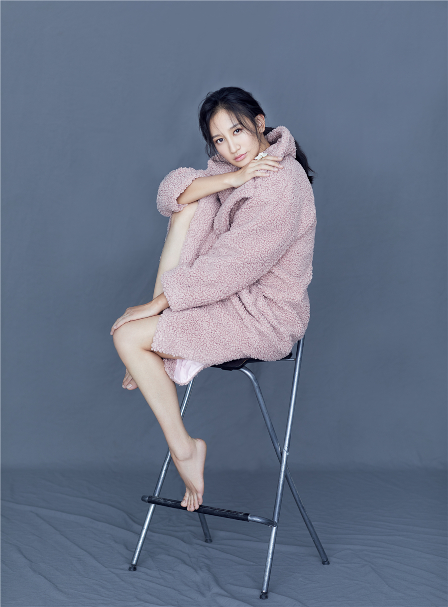 "怪力女孩"曾泳醍清新写真曝光 自然从容气质温婉