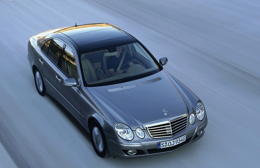 w211在04年由北京奔驰合资在国内生产,当时推出过06款的e500车型,采用