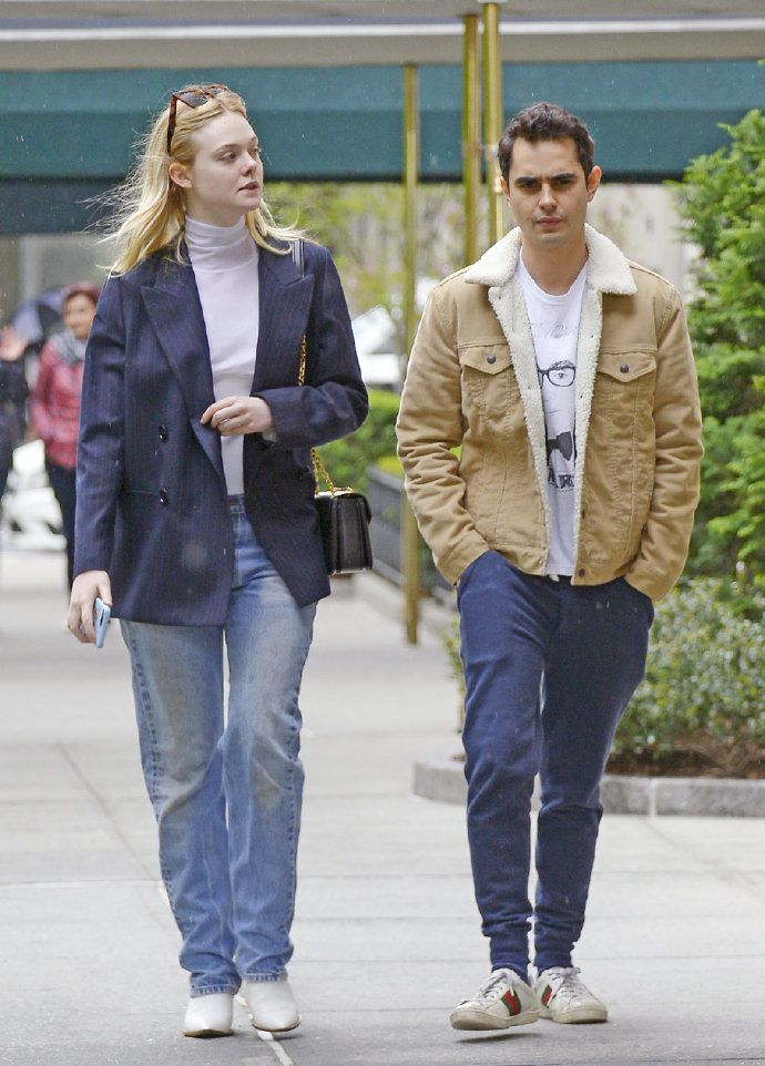 小仙女艾拉范宁ellefanning和绯闻男友出街感觉合适么