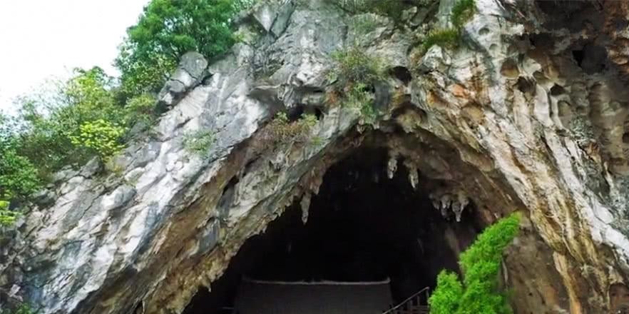 有点神秘深山发现一个拱形山洞里面为何有座古屋