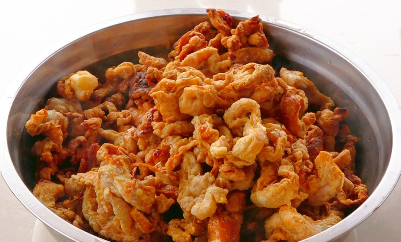 炼猪油做油渣金黄酥脆口感好撒上一把椒盐更加美味