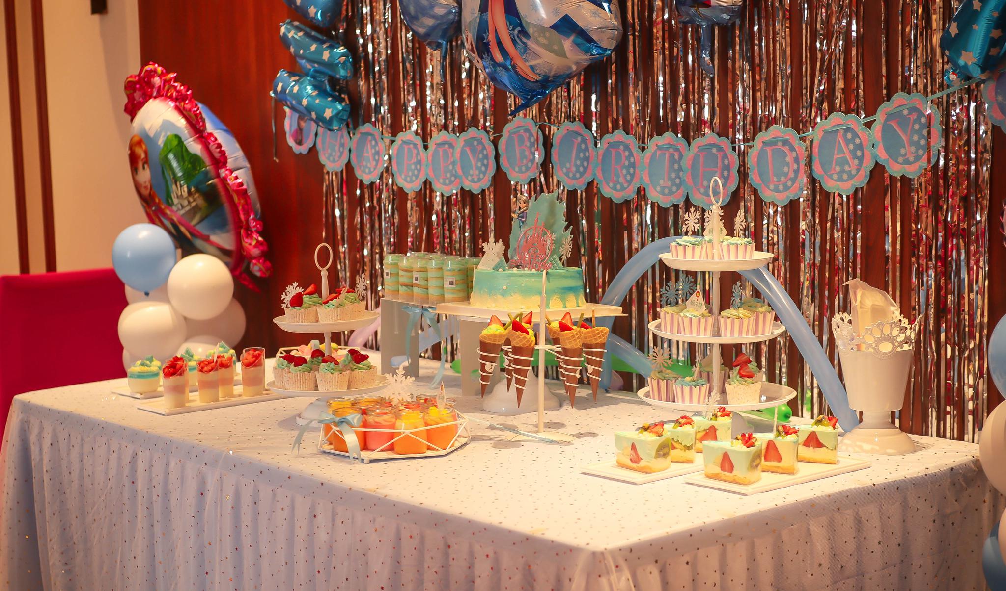 被甜蜜和幸福围绕的小公主跟拍摄影小女孩的生日宴party