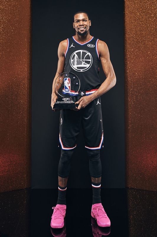 nba全明星正赛杜兰特携mvp奖杯拍摄写真