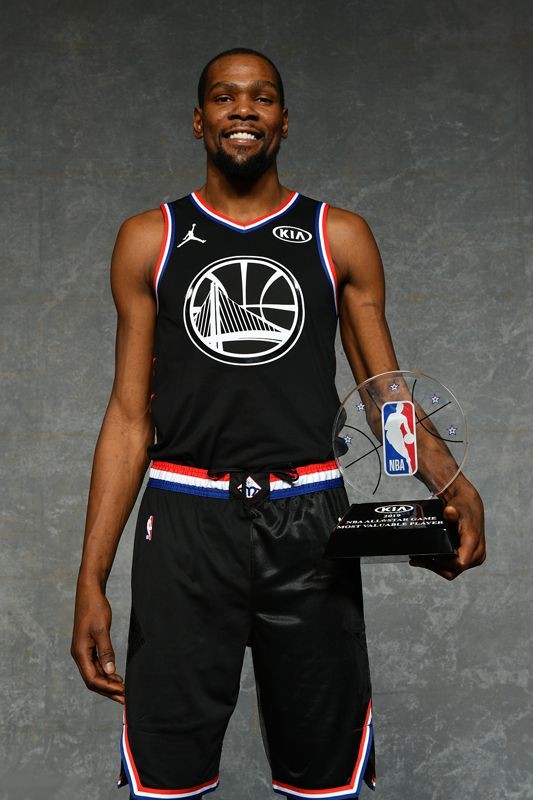 nba全明星正赛杜兰特携mvp奖杯拍摄写真