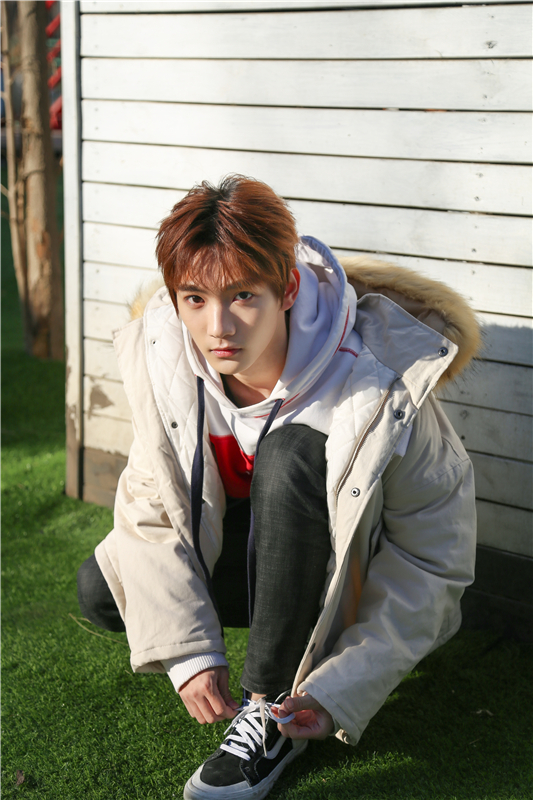 祁宋户外写真曝光阳光少年温暖严冬