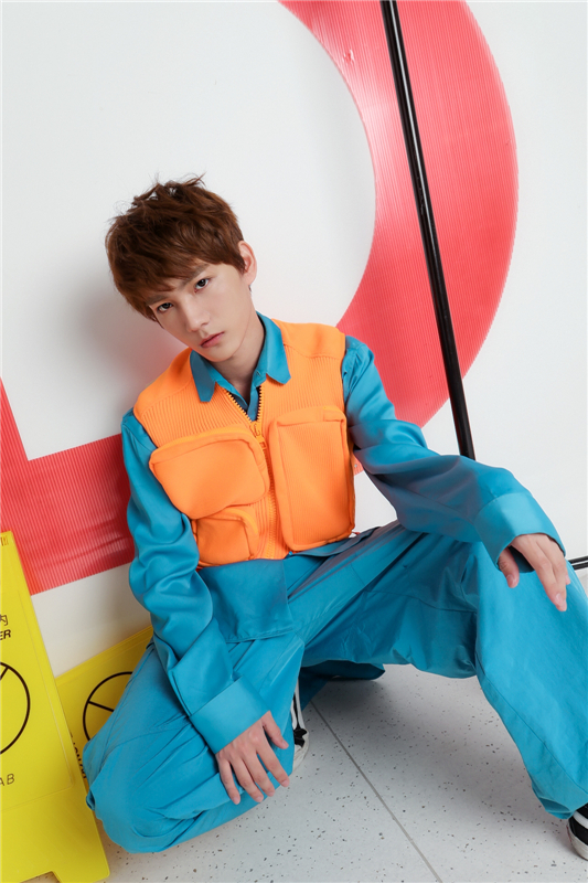 祁宋演绎杂志大片 可盐可甜魅力十足