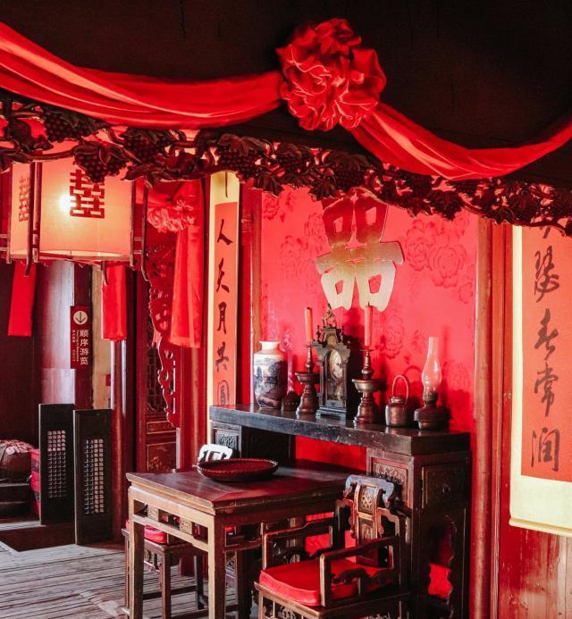 被设计成了徽派传统婚房的样子,向游客展示古代时当地的喜堂与婚俗