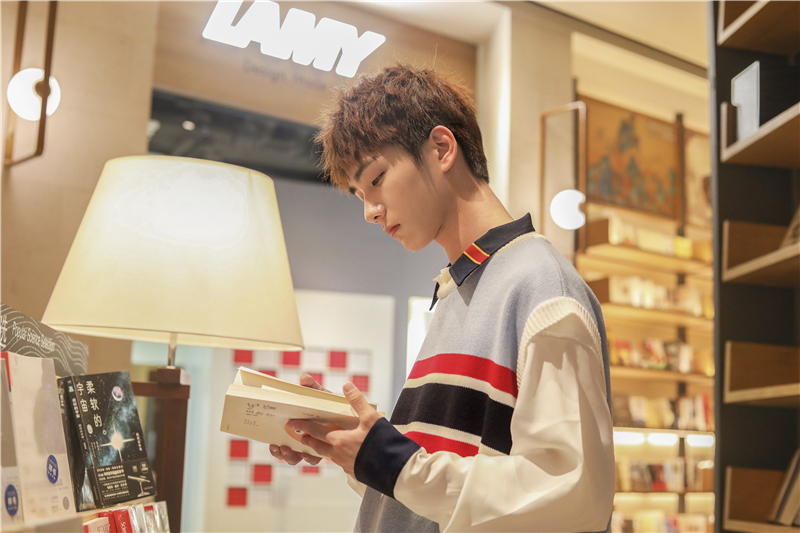 祁宋书店写真曝光 浪漫邂逅初恋记忆