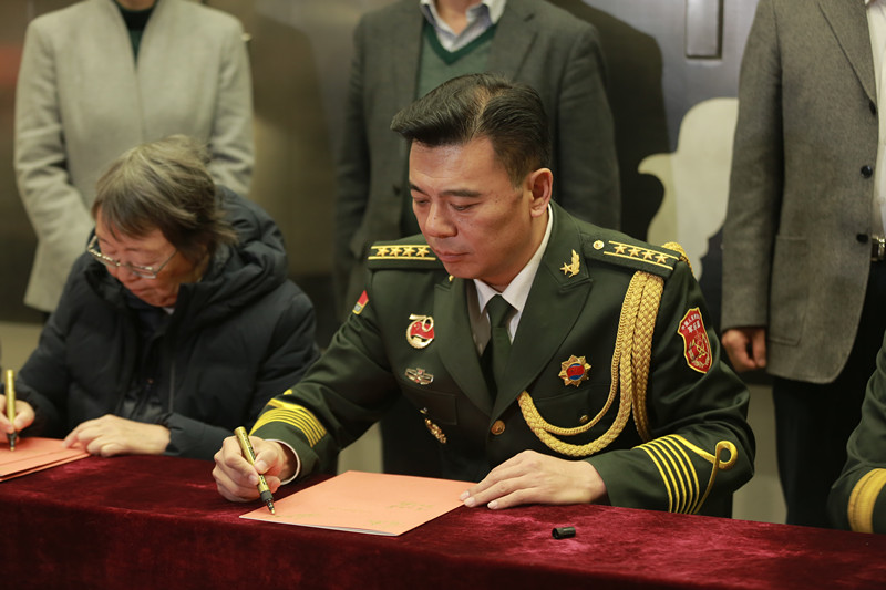 解放军军乐团团长张海峰为新书签名