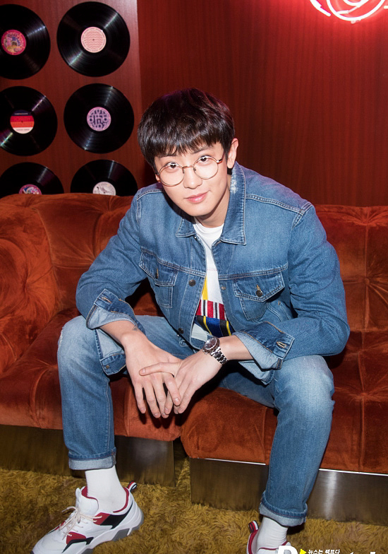 exo朴灿烈hilfiger巴黎时装周速递斯文眼镜哥vs香艳美女