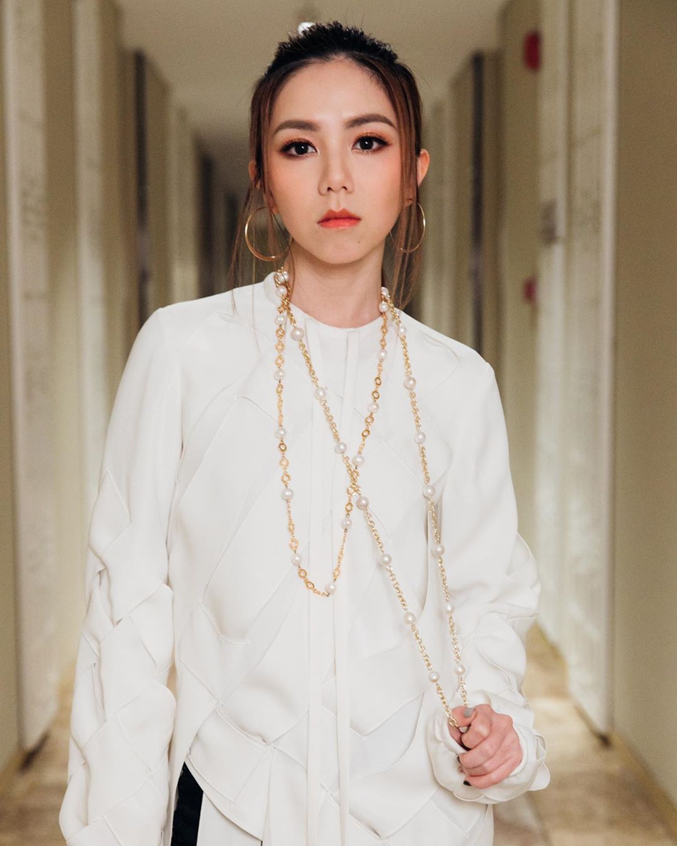 邓紫棋白色流苏衬衫个性十足黑色礼服霸气干练写真