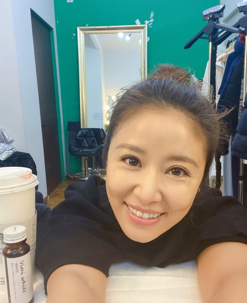 林心如晒照叮嘱大家出门戴口罩,一直致力慈善超暖心