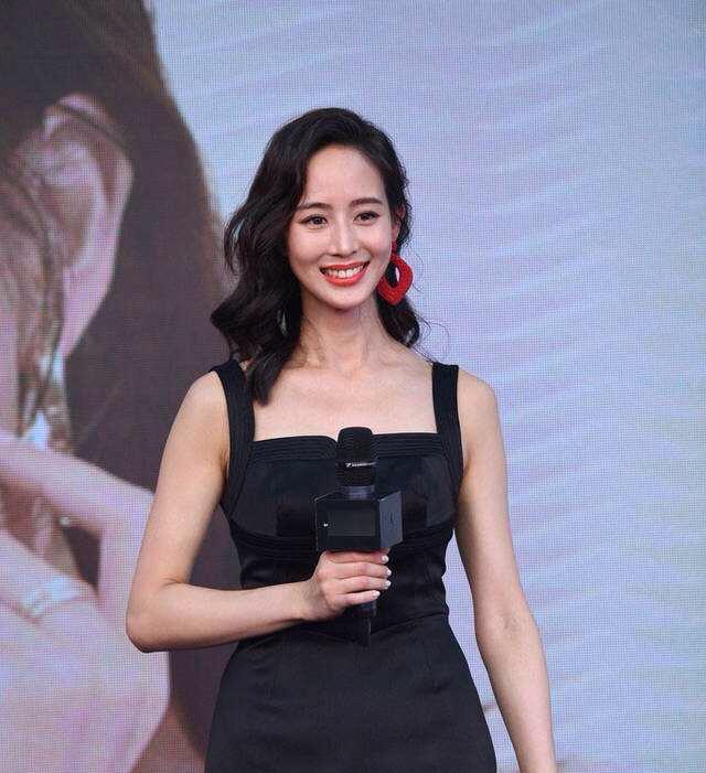 张钧甯高中旧照曝光,糙皮肤单眼皮大鼻头,原来都是人造美女