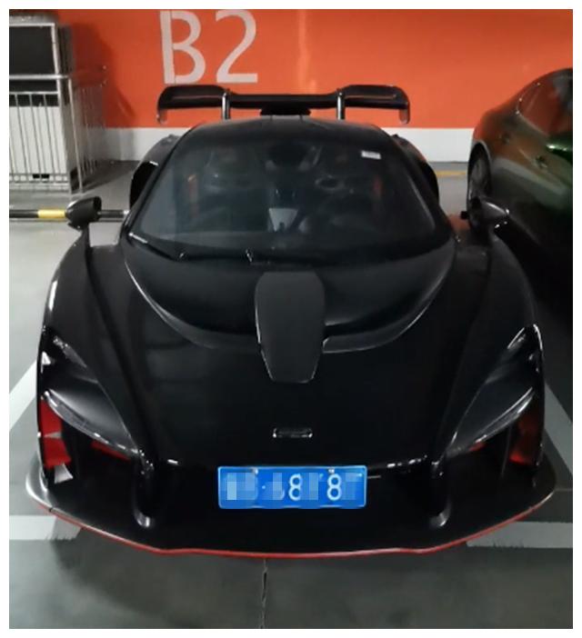 杭州一高档小区车库,一个车位就值50万,库中豪