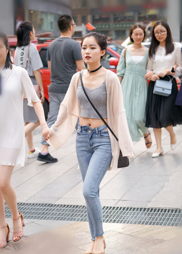 银色吊带抹胸太诱人,性感美胸超级吸睛摄影师:假如第五位小姐姐喜欢