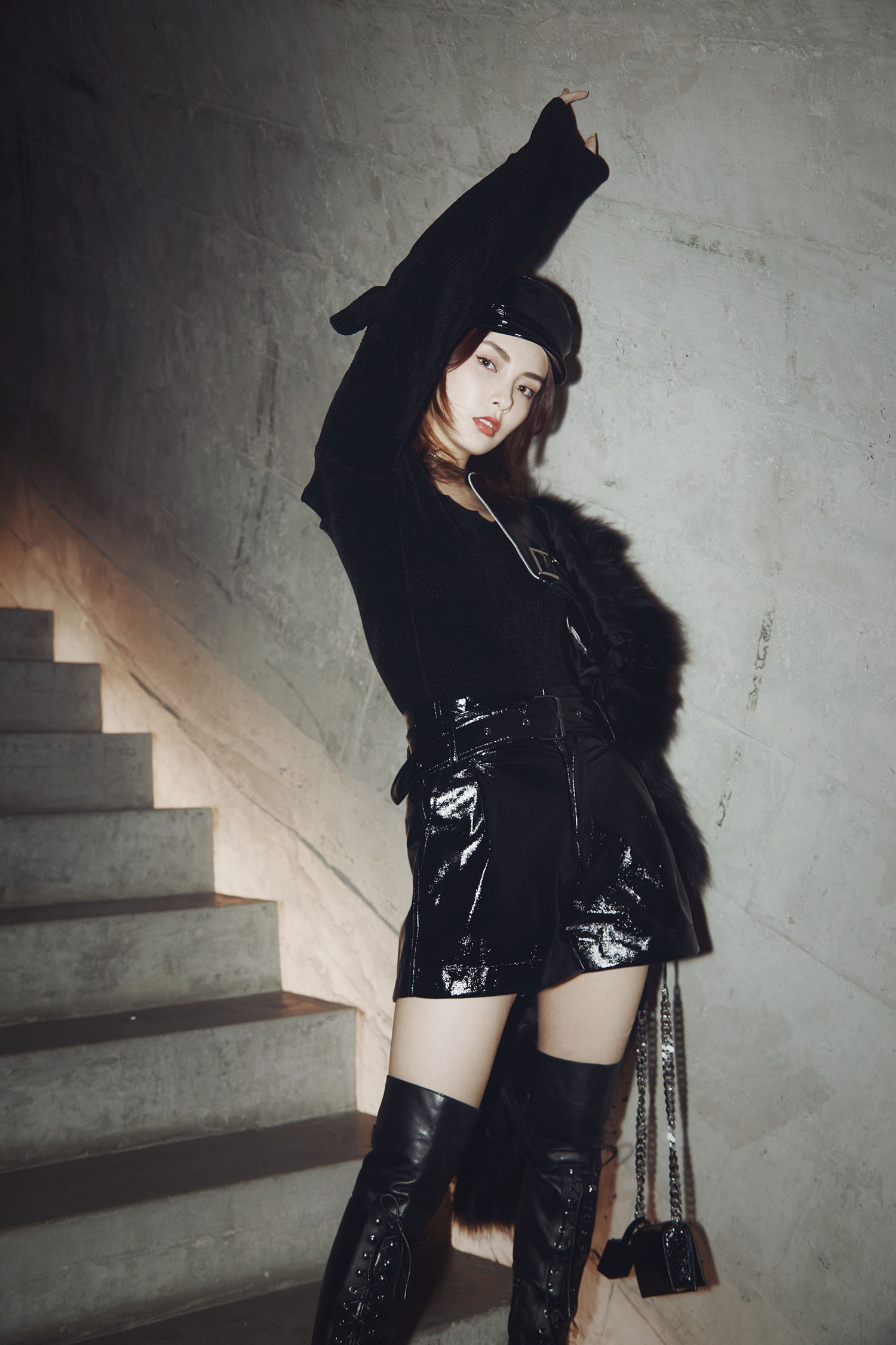 赵宇彤黑色系写真来袭 演绎有态度的时尚精灵