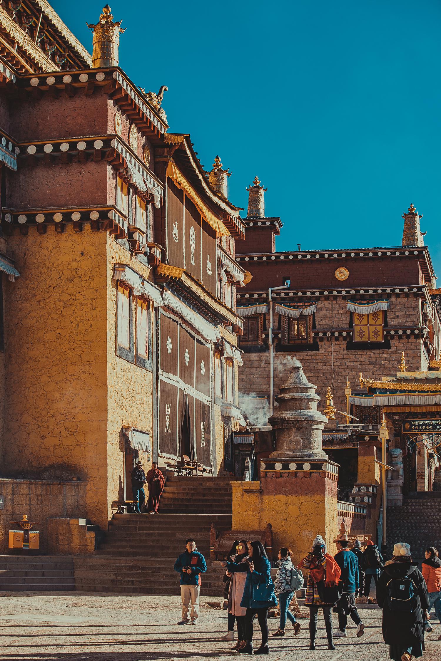 我零下十几度的气温里守候,终于拍到了难得一见的金色松赞林寺