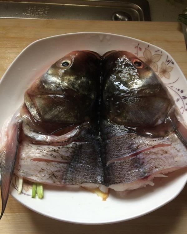 准备一个鱼头,切上一两刀好入味烹饪步骤:鲤鱼头 750克,剁椒 70克,葱