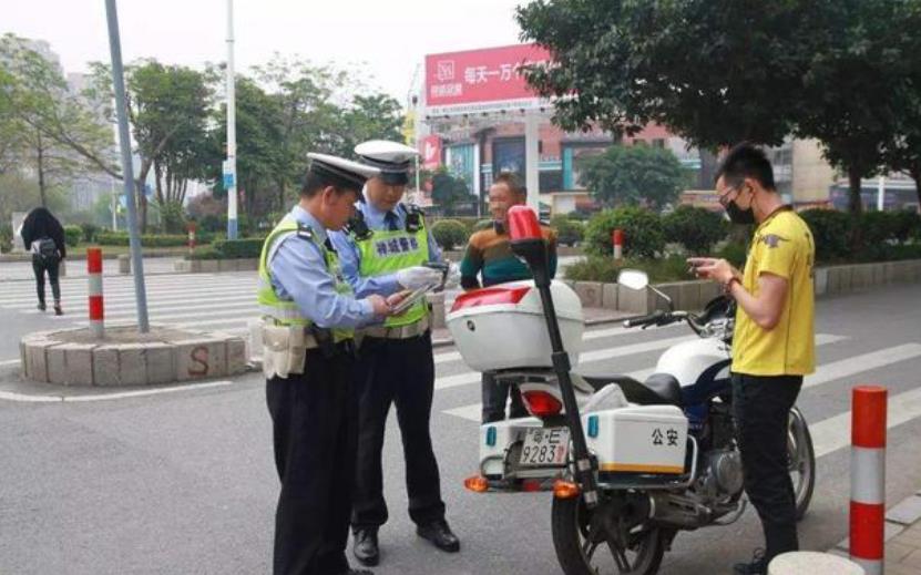 骑电动车没戴头盔被罚，车主反问：你的头盔呢？交警的回复要称赞