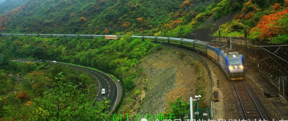 秋雨蒙蒙,红叶点点的宝成铁路杨家湾隧道口美景