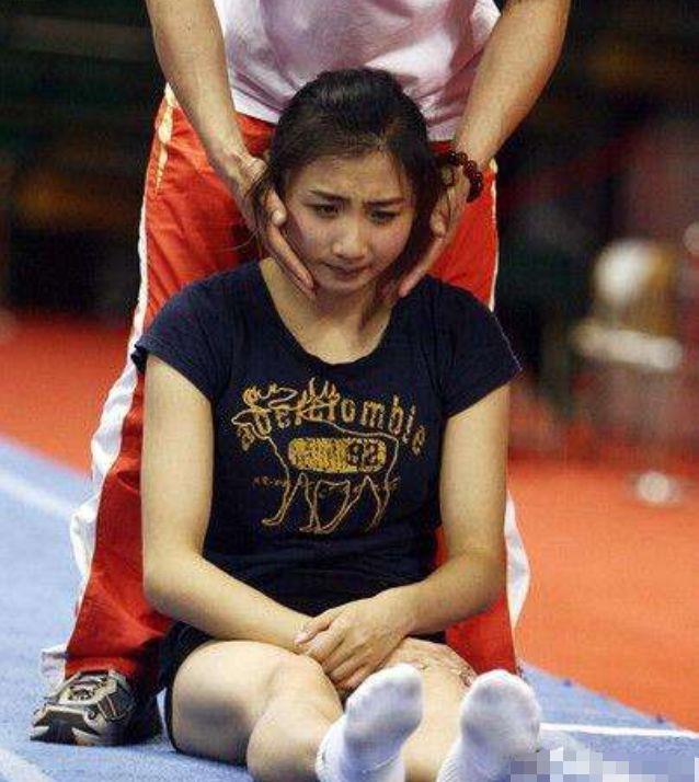 女运动员赛前热身多尴尬?福原爱遭"按摩掰腿",女排妹子很为难