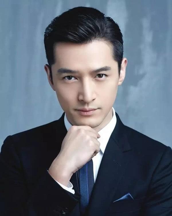 胡歌久违晒自拍照放飞自我变行走的表情包粉丝喊话撤回