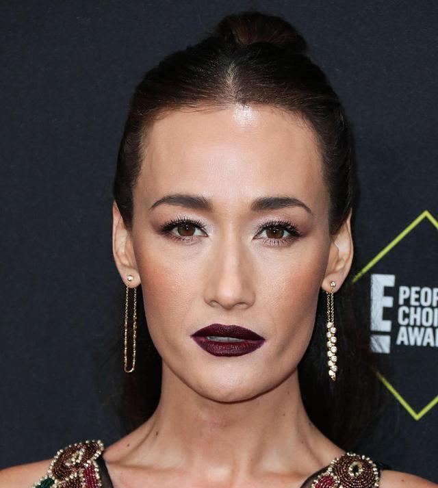 吴彦祖前女友maggieq化中毒妆穿开衩裙气场强