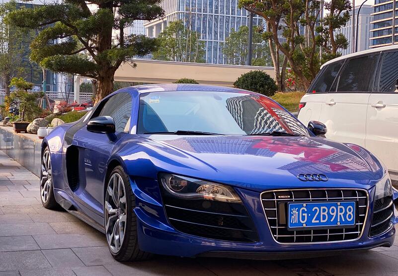 浙江义乌街头实拍奥迪r8跑车,车牌恰好也是"r8"结尾!