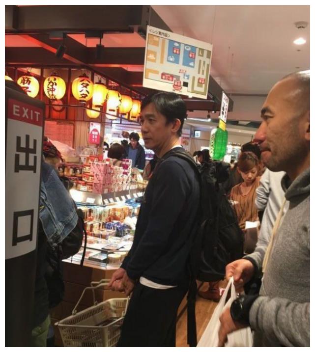 梁朝伟和刘嘉玲现身日本超市购物，两人打扮低调，形似路人