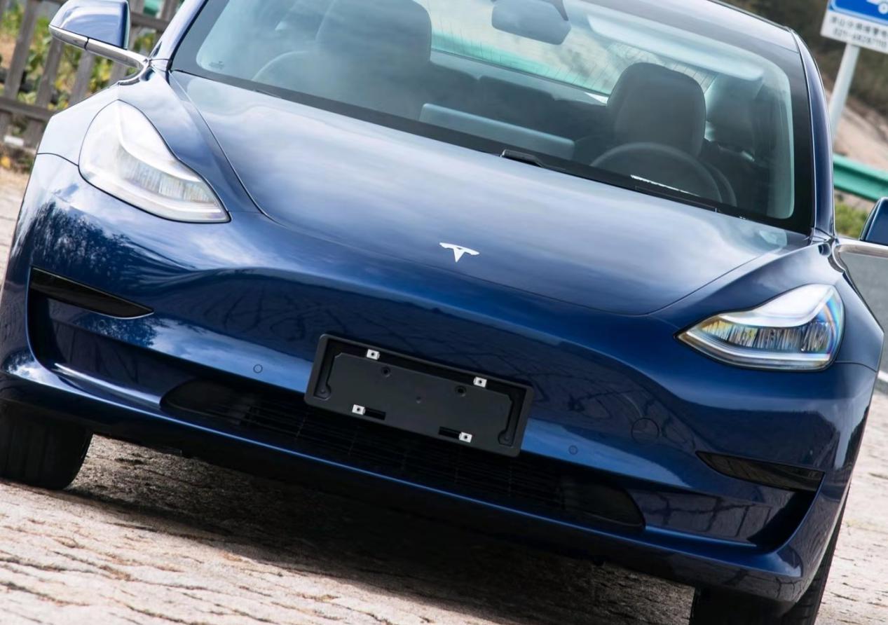 特斯拉model3,车门嵌入式拉开,便利性很强