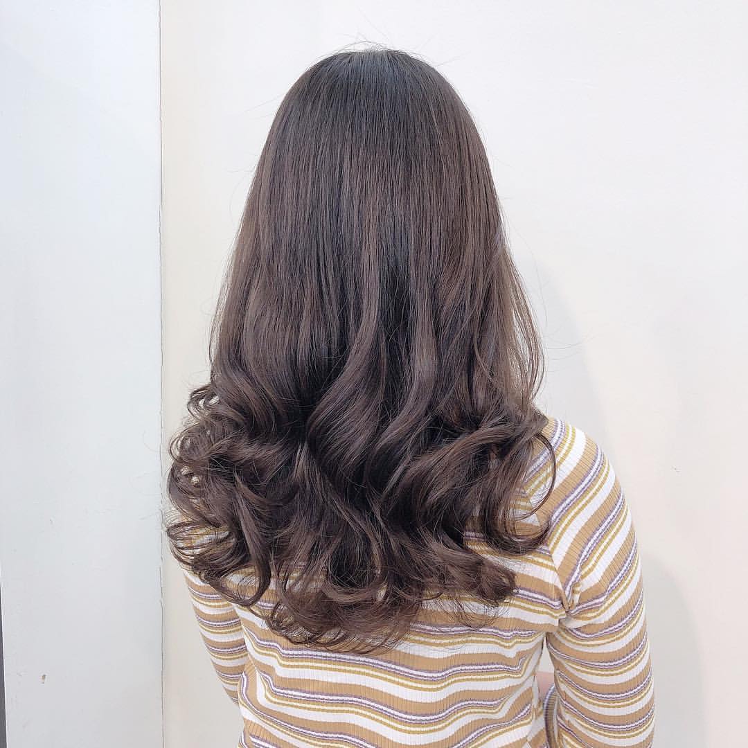 卷半头的中长发,直发与卷发双重特点,体现出一种轻盈柔和之美