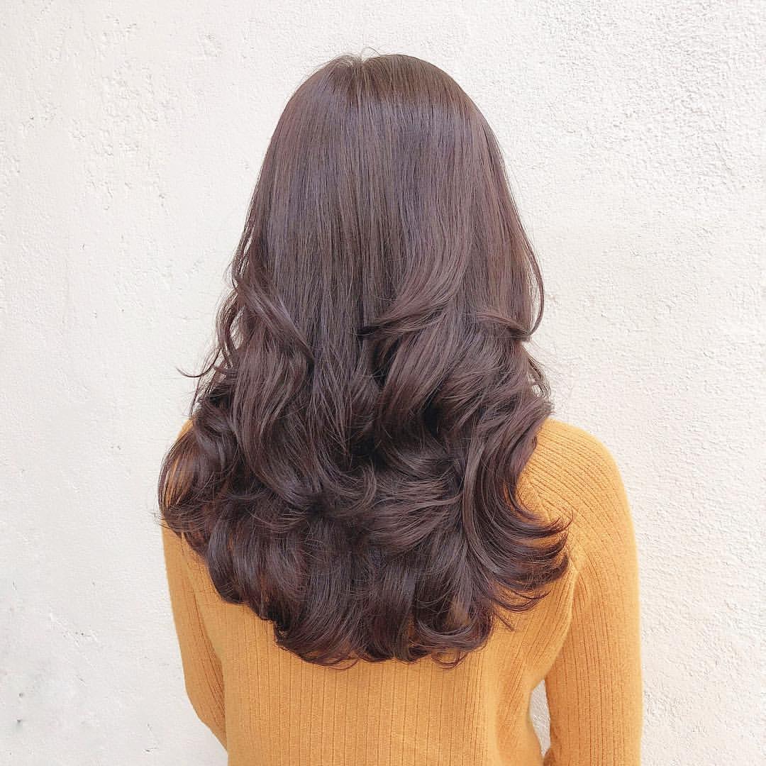 卷半头的中长发,直发与卷发双重特点,体现出一种轻盈柔和之美