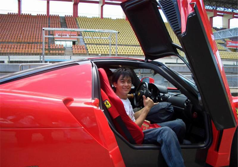 林志颖的车库豪车无数,尤其是这辆"双人车",没有车牌也能上路