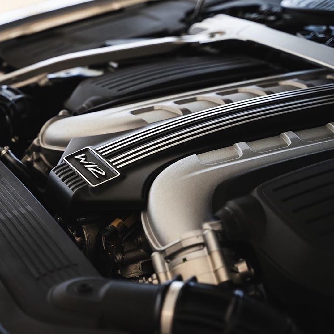 搭载6.0升双涡轮增压w12发动机!全新宾利飞驰海外实拍!