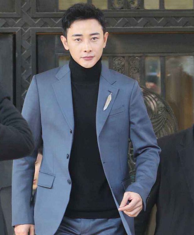 帅气的罗晋用演技"说话",38岁的他与唐嫣结为夫妻,穿搭休闲
